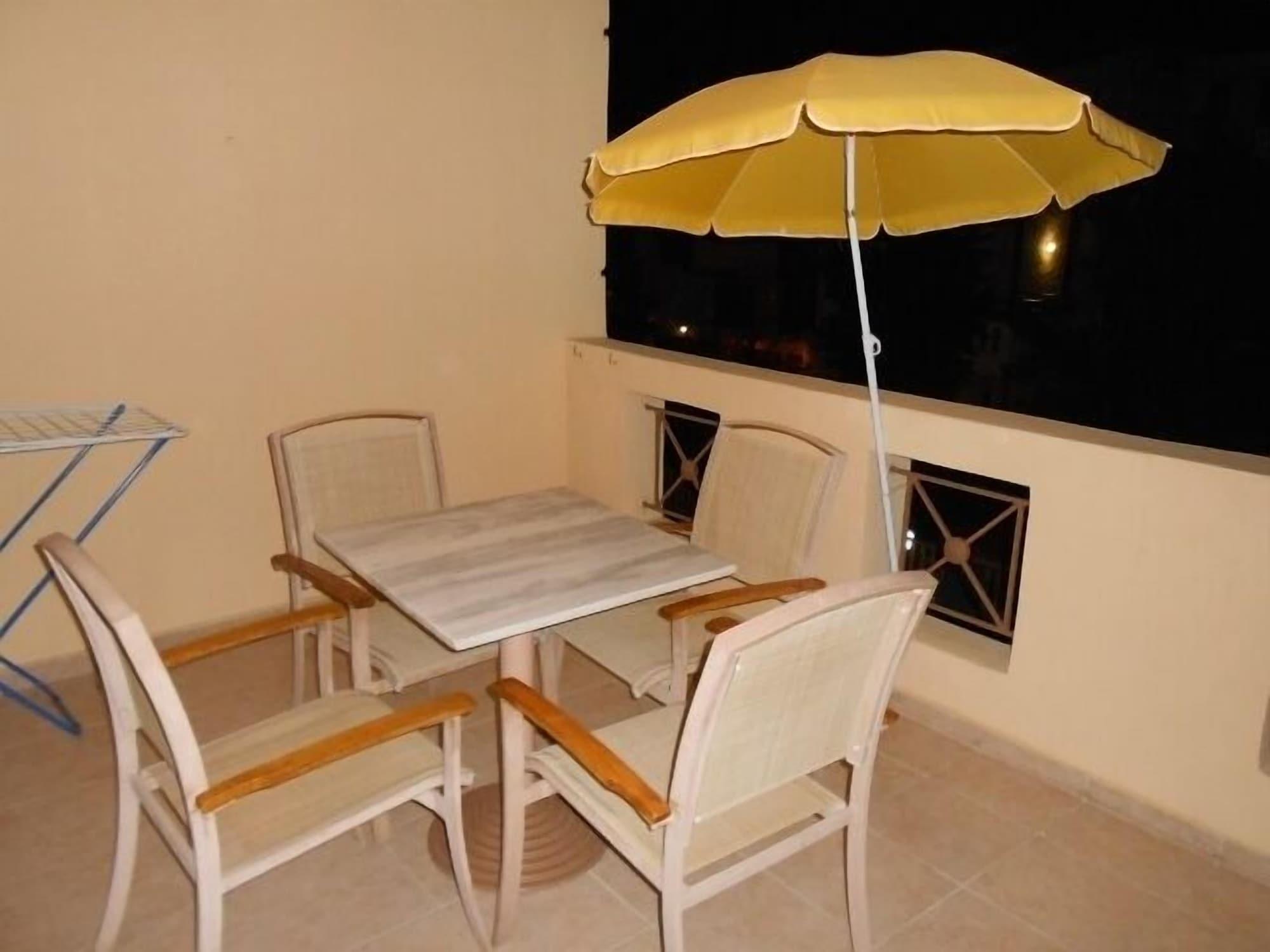 Lambrinos Aparthotel Platanés