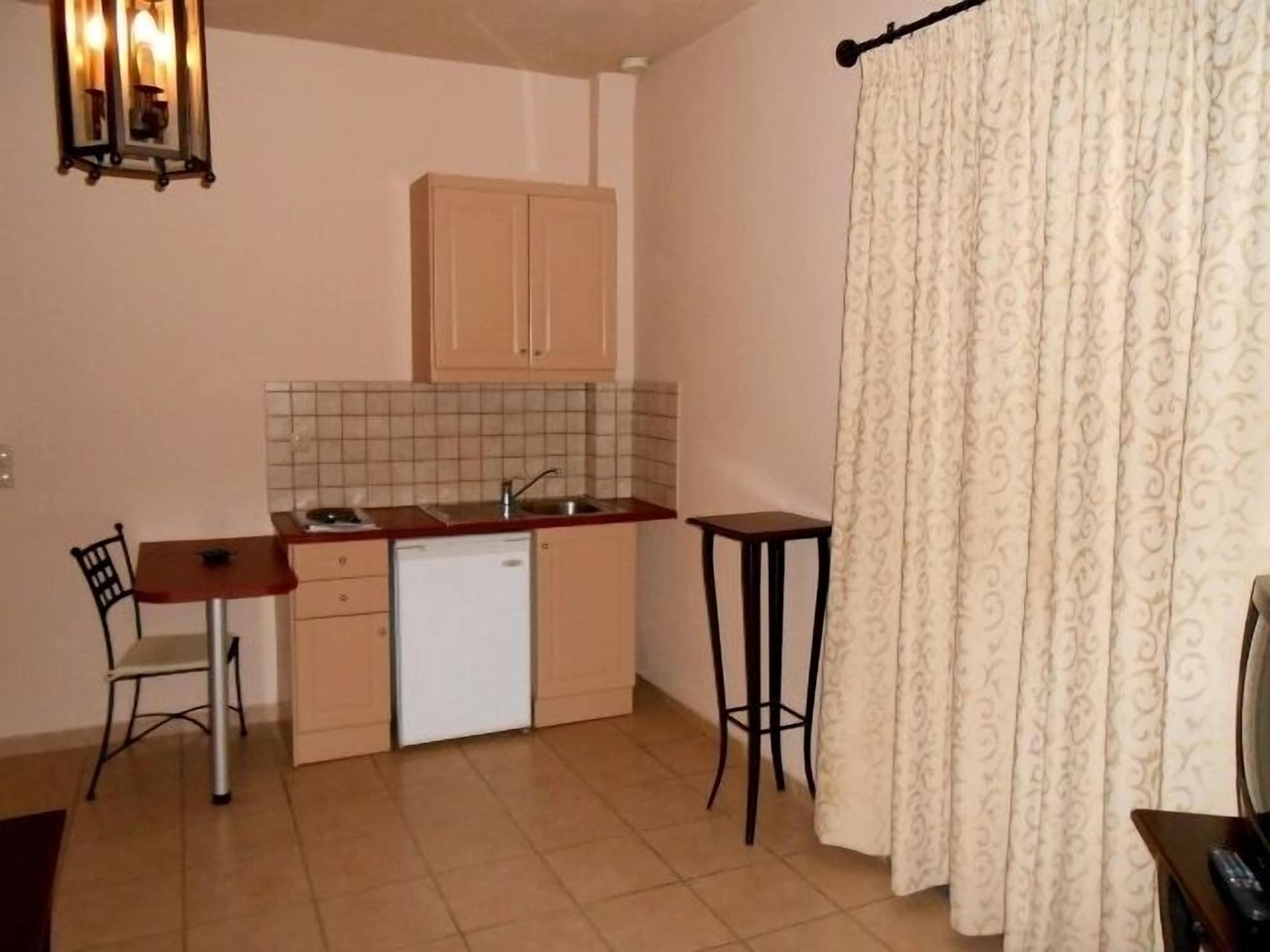 Lambrinos Aparthotel 2*